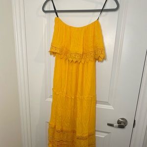 Hello lovely humans, selling this gorgeous sleeveless dress :)